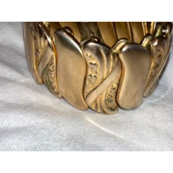 1940s Gold Expansion Bugbee and Niles Sweetheart Bracelet - Picture 13 of 15